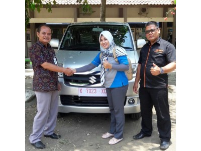 Penyerahan Mobil Sekolah kepada Kepala Sekkolah