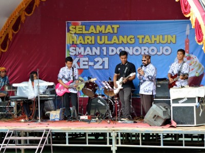 Band pada HUT 21