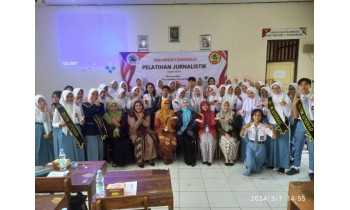 Pelatihan Menulis di SMAN 1 Donorojo, Puji Ningrum: Tidak Semua Orang Bisa Menulis, Belajar dan Berlatihlah