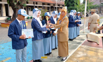 Kepala Sekolah Bersama Ketua Komite Kalungkan Tanda Peserta MPLS