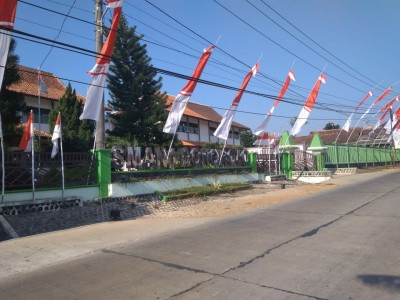 Pemasangan Umbul-umbul Memeriahkan HUT Kemerdekaan RI
